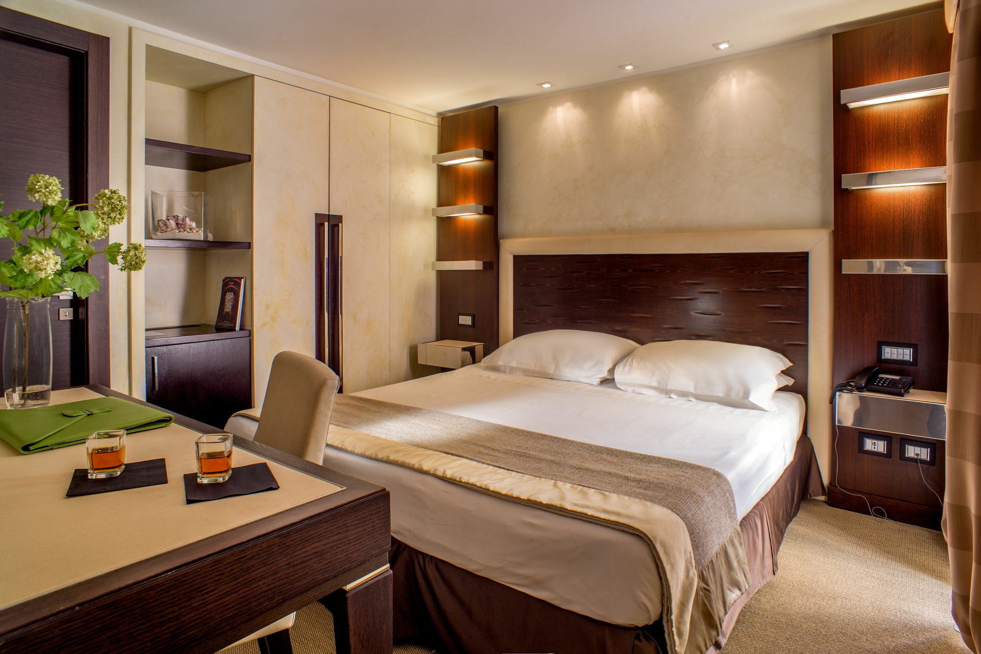 Отель Les Fleurs Luxury House Рим Экстерьер фото